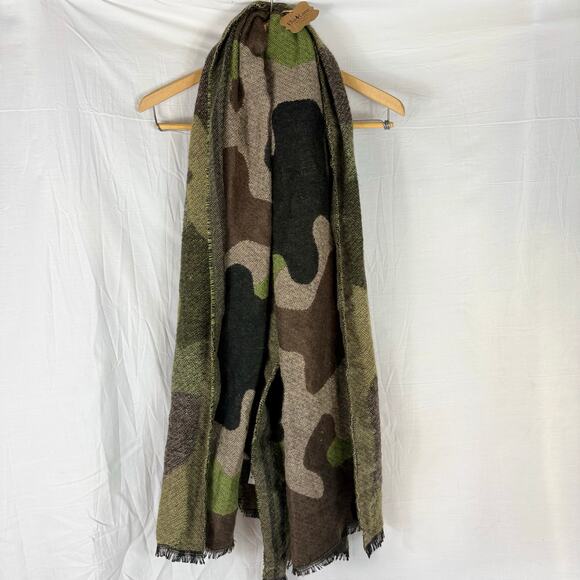 NWT Charlie Paige Acrylic Blanket Scarf Green Camouflage Camo - Picture 1 of 6